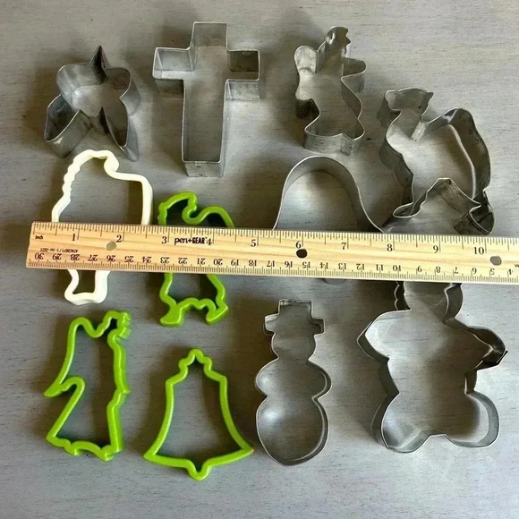 VTG Holiday Cookie Cutters 11 Metal Plastic Christmas Santa Snowman Angel - Picture 8 of 10